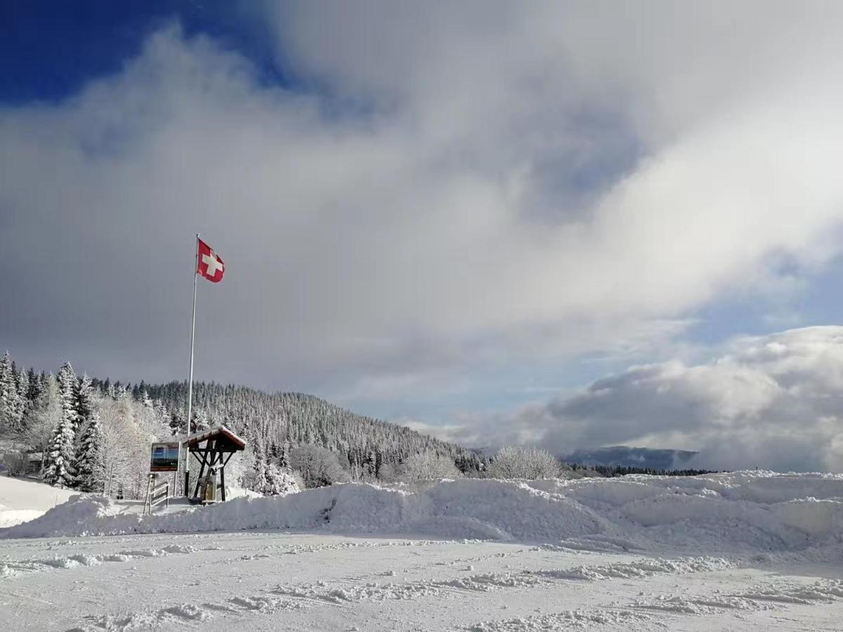 Le Locle : Bel Appartement Chaleureux Buitenkant foto