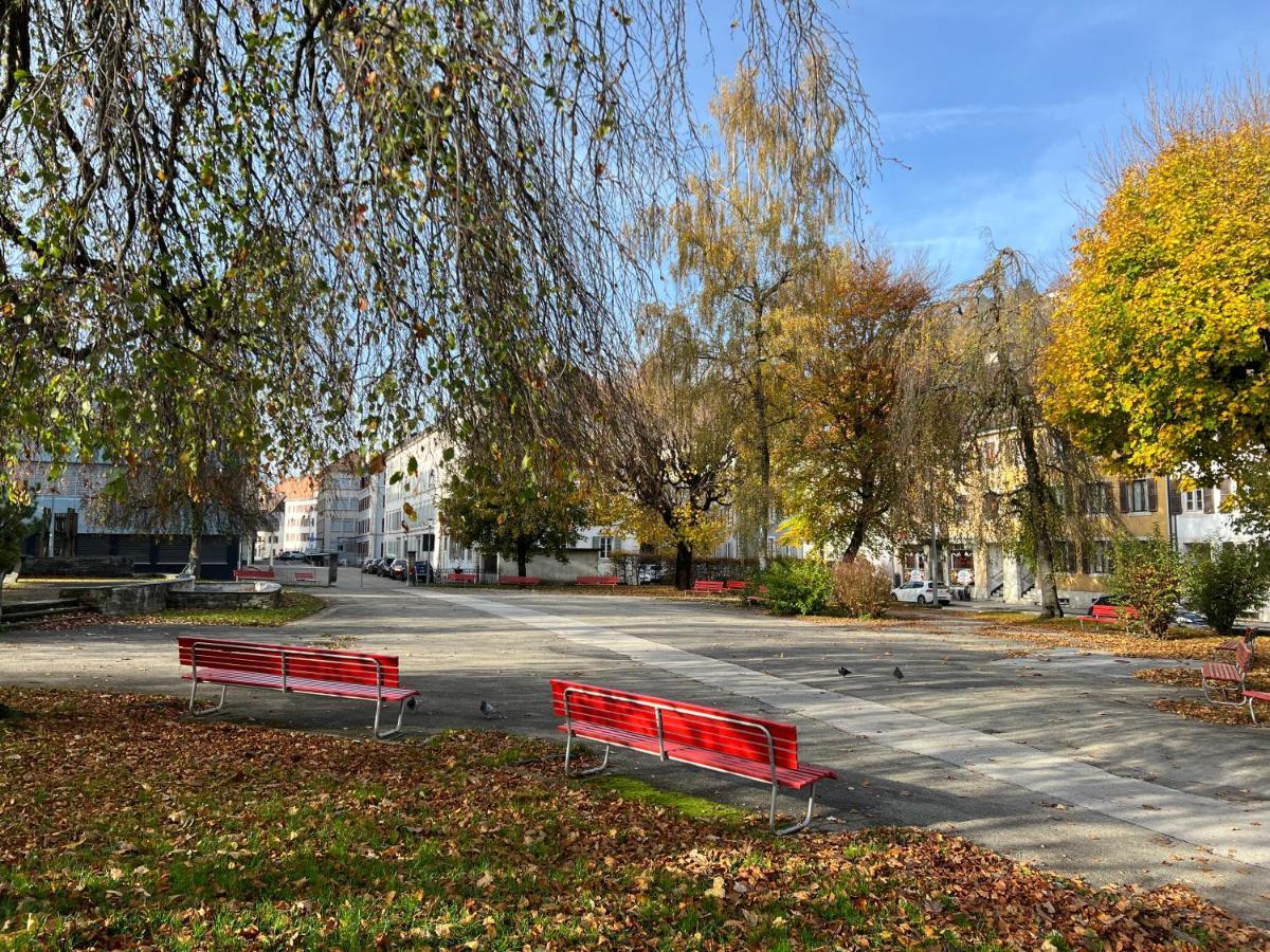 Le Locle : Bel Appartement Chaleureux Buitenkant foto